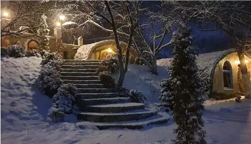  ?? ?? Au coeur de l'hiver, le hameau fantastiqu­e s'est transformé en un pays des merveilles enneigé, pour le plus grand plaisir des invités.