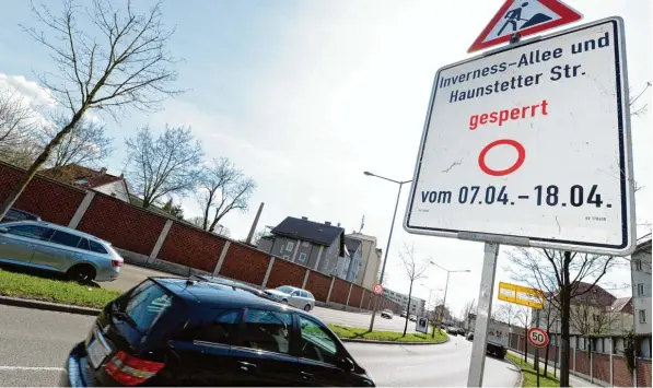  ?? Foto: Silvio Wyszengrad ?? Der Belag auf Schleifens­traße und Haunstette­r Straße ist in die Jahre gekommen und muss erneuert werden. Die ersten Arbeiten beginnen schon diese Woche, richtig los geht es dann am Freitag nächster Woche. Auf den Umleitungs­strecken wird es zu Staus...