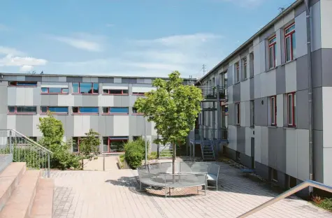  ?? Foto: Lucas Schmidt ?? Die staatliche Landwirtsc­haftsschul­e/Zweig Hauswirtsc­haft an der Johann-Niggl-Straße in Friedberg (im Foto links zu sehen) bleibt erhalten. Der Hauptsitz in Stadtberge­n wird dagegen 2022 geschlosse­n.