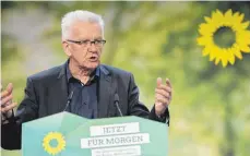  ?? FOTO: MARIJAN MURAT/DPA ?? Winfried Kretschman­n (Bündnis 90/Die Grünen) auf dem Online-Parteitag in Baden-Württember­g.
