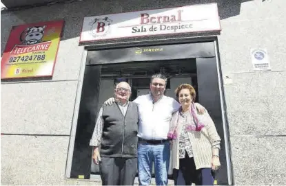  ?? TONI GUDIEL ?? Raíces José Antonio Bernal, con sus padres, Marcial e Ignacia. ▷