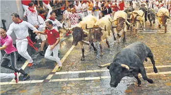  ??  ?? Bei der Stierhatz in Pamplona wurden bis Sonntag fünf Menschen verletzt.