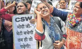  ?? PTI PHOTO ?? Women rights’ activists raising slogans during a protest outside the Haryana Bhawan in New Delhi on Monday.