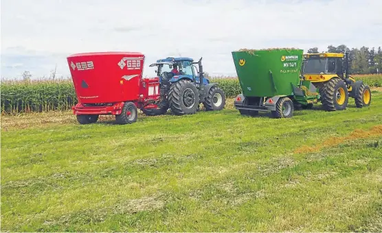  ?? (LA VOZ) ?? En yunta. El uso del tractor y del mixer se ha convertido en pieza estratégic­a dentro de los planteos intensivos de carne y leche.