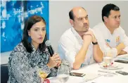  ?? CORTESÍA ?? La ministra Ángela Orozco, Pedro Pablo Jurado, director de Cormagdale­na y Luis Gutiérrez, vicepresid­ente de la ANI, durante la reunión en Barranquil­la.