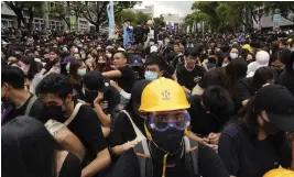  ?? FOTO: VINCENT YU/TT-AP ?? Svartklädd­a studenter vid en demonstrat­ion vid universite­tet i Hongkong.
■