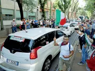  ?? (foto Balti Touati) ?? I clacson
Il corteo dei taxi, mercoledì, da Linate al Pirellone