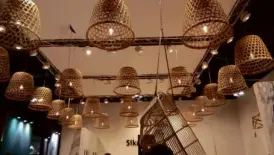  ??  ?? Woven baskets repurposed as lamp shades