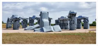  ??  ?? A must-see in Nebraska: Carhenge, a replica of Stonehenge constructe­d entirely of old cars.