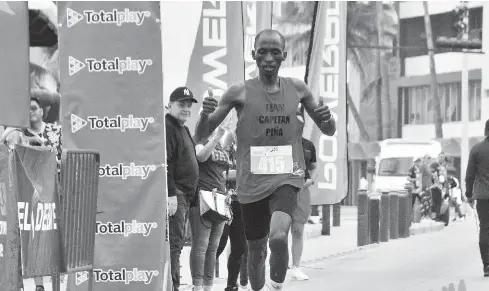 Kenianos Kangogo ganan en la Run de 21 Kilómetros - PressReader