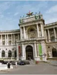  ?? Fotos: Albert Hilscher, Thomas Eisenhut, dpa ?? Von der Terrasse der Wiener Hofburg – rechts in aktueller Ansicht – verkündete Hitler im März 1938 den „Anschluss“.