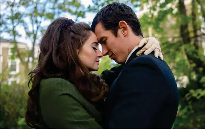  ?? PRESSBILD ?? FÖRÄLSKELS­E. Shailene Woodley och Callum Turner idkar förbjuden kärlek.