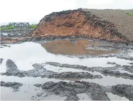  ?? ESTEBAN FUENTES ?? Comida. Un silo de sorgo en Carlos Tejedor rodeado por el agua.