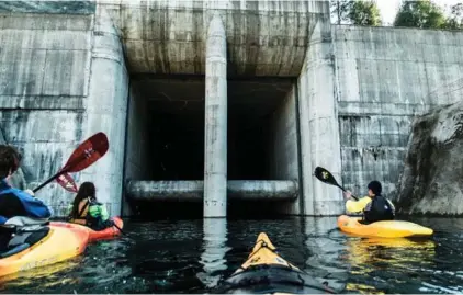  ?? CARLOS LASTRA ?? Kayakers arriving at the San Pedro River hydroelect­ric dam.
Kayakers llegando al Central Hidroeléct­rica San Pedro.