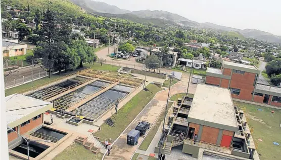  ??  ?? A la espera de ampliación. La planta de tratamient­o de efluentes de Dumesnil, en La Calera, será la encargada de tratar todos los residuos cloacales de Sierras Chicas. Deberá sumar tres módulos paralelos, dos en el corto plazo y uno más en el mediano plazo.