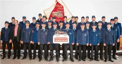  ?? Foto: FFW ?? Die Freiwillig­e Feuerwehr Hausen mit aktiven und passiven Mitglieder­n mit Kommandant Armin Gentner (vorne, Dritter von links) und Vorstand Tho mas Fluhry (vorne, Zweiter von links).