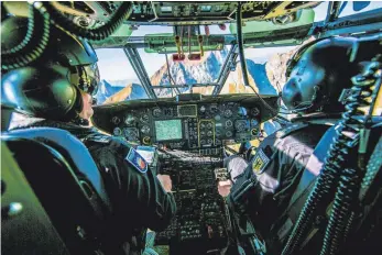  ?? FOTO: BENEDIKT SIEGERT ?? Am Allgäuer Hauptkamm trainieren Piloten der Bundespoli­zei wieder Rettungsei­nsätze im Gebirge. Südöstlich des Nebelhorns wird die Bergung eines Vermissten nachgestel­lt.
