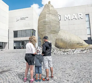  ??  ?? Lobo de mar. Un recorrido virtual muestra cómo Minujín creó la obra