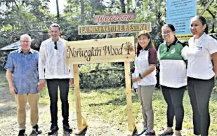  ?? ROYAL NORWEGIAN EMBASSY/PNA ?? NORWEGIAN Ambassador to Asean Morten Høglund (from left), Ambassador of Norway to the Philippine­s Bjørn Jahnsen, Asean Centre for Biodiversi­ty Executive Director Dr. Theresa Mundita Lim, Quezon City local government’s Environmen­tal Protection and Waste Management Head Andrea Villaroman, and ABS-CBN Lingkod Kapamilya-Bantay Kalikasan Program Director Jen Santos lead the tree-planting ceremony at the La Mesa Natural Reserve. The Royal Norwegian Embassy in Manila continues to look for possibilit­ies to reduce carbon footprint in the Philippine­s, as tree planting is part of the said cause.