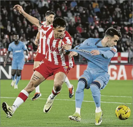  ?? FOTO: EFE ?? Imposible
Berenguer trata de irse de su par durante el choque del pasado lunes en Almería