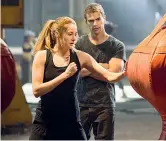  ??  ?? Guerrieri Shailene Woodley (23) e Theo James (30) in «The divergent series: insurgent» di Richard Schwentke