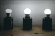  ??  ?? Dimmverhal­ten im Vergleich: die drei Lampen von Philips Hue, Innr und Ikea (v.l.n.r.) auf 1 % der Helligkeit.