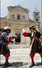  ??  ?? La garde de CharlesEmm­anuel II de Savoie au combat. Une belle image offerte par cette troupe historique italienne.