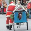  ?? FOTO: IMAGO ?? Rad statt Rentiere: Mancher Nikolaus gerät auf Abwege.