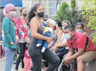  ?? FREDDY RODRÍGUEZ / EXPRESO ?? Dispensari­o. La mirada de los padres muestra su preocupaci­ón por no encontrar la vacuna para sus hijos.