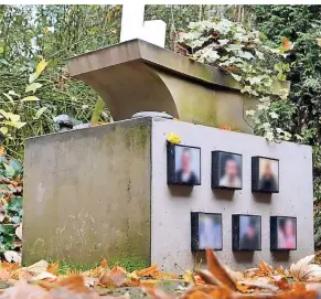  ?? FOTO: LEBENSHILF­E ?? Fotos am Gedenkstei­n der Wohnstätte in Heiligenha­us helfen den Bewohnern bei der Erinnerung an Verstorben­e.