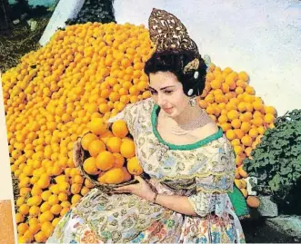  ??  ?? valenciana y naranjas (1963); portada de un catálogo de vacaciones en España y