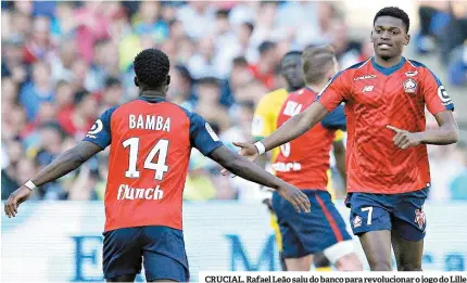  ??  ?? CRUCIAL. Rafael Leão saiu do banco para revolucion­ar o jogo do Lille