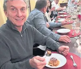  ?? (IMAGEN DE VIDEO) ?? Guiño a Casero. Macri se sacó una foto comiendo un flan.