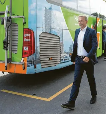  ?? Foto: Sebastian Kahnert, dpa ?? Christian Lindner in schwerer Mission. Der FDP-Chef bereist die neuen Bundesländ­er, um den Liberalen etwas Rückenwind für einen Wahlkampf zu geben, der nicht recht in Schwung geraten will.