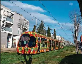  ??  ?? Le tramway sur l’avenue de l’Europe, symbole de l’expansion de Castelnau.