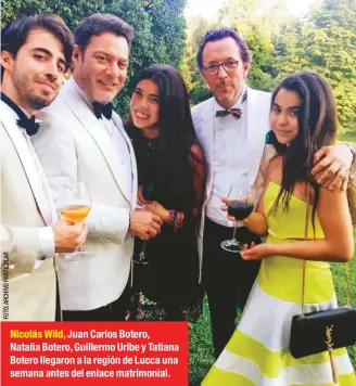  ??  ?? Nicolás Wild, Juan Carlos Botero, Natalia Botero, Guillermo Uribe y Tatiana Botero llegaron a la región de Lucca una semana antes del enlace matrimonia­l.