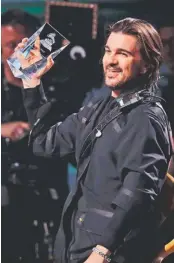  ??  ?? Persona del año. Juanes se llevó este preciado galardón y además cantó y puso a bailar a todo el auditorio congregado en el MGM de Las Vegas.