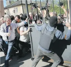  ?? SCOT T OLSON/GET TY IMAGES ?? A crowd of several hundred pro-Russia activists storm a TV broadcasti­ng centre Sunday in Donetsk, Ukraine.