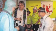  ?? FOTO: ULRICH GRESSER ?? Auch Bürgermeis­ter Roland Bürkle outet sich als Befürworte­r der „Rettet den Krebs Aktion“.