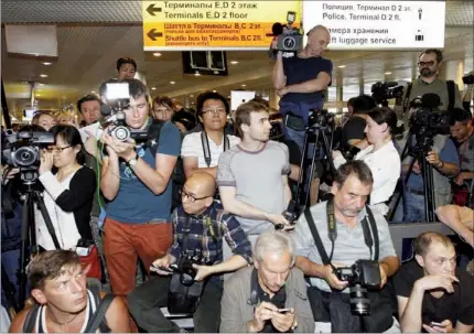  ?? SERGEI KARPUKHIN / REUTERS ?? Journalist­s await passengers of a flight from Hong Kong while trying to ascertain whether former US spy agency contractor Edward Snowden is aboard, at Moscow’s Sheremetye­vo airport on Sunday.