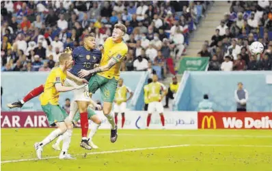  ?? Issei Kato / Reuters ?? Mbappé marca de cabeza el tercer gol de Francia contra Australia, ayer.