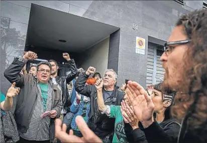  ?? DAVID AIROB /ARCHIVO ?? Voluntario­s de la PAH protestan contra un desahucio en el distrito de Nou Barris