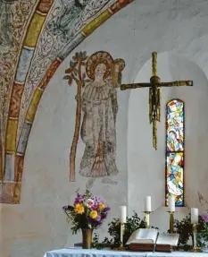  ?? Foto: Iris Schatte ?? Im Chor der evangelisc­hen St. Marienkirc­he in Bühl befindet sich ein Fresko aus der Zeit um 1200: Christopho­rus, der Christustr­äger, mit dem Christuski­nd auf der Schulter.