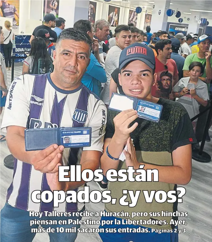  ?? (JAVIER CORTÉZ) ?? En la sede albiazul. Juan Agustín González y Facundo Bulacio, tío y sobrino, fueron ayer a sacar su entrada para ver el miércoles a la “T” contra el equipo chileno.