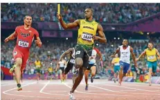  ?? FOTO: MABANGLO/DPA ?? Er war der König von London, der Star der Olympische­n Sommerspie­le 2012. Usain Bolt (Mitte) gewann nicht nur mit Jamaikas 4x100-Meter-Staffel, sondern auch die Sprintwett­bewerbe über 100 und 200 Meter.