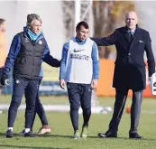  ?? GETTY ?? Gary Medel tra Roberto Mancini e il dottor Piero Volpi