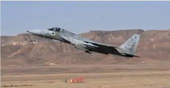  ??  ?? Décollage d'un F-15C israélien. Les F-15A utilisés en 1982, dotés de missiles AIM-9L et AIM-7F, ont démontré une nette supériorit­é sur les appareils syriens. (© US Air Force)