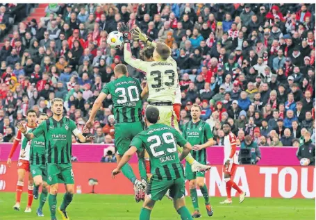  ?? FOTO: IMAGO/KOLBRET-PRESS ?? Borussias Torwart Moritz Nicolas kann den Ball in dieser Szene nicht festhalten, Sekunden später trifft Harry Kane zum 2:1 für die Bayern.