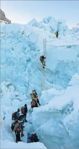  ?? HO/ PHURBA TENJING SHERPA / AFP ?? Alpinistas ascendiend­o el glaciar de Khumbu el pasado mayo