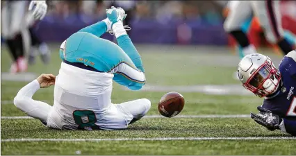  ?? MICHAEL DWYER / ASSOCIATED PRESS ?? Patriots linebacker Elandon Roberts collects one of the seven sacks of Dolphins quarterbac­k Matt Moore during New England’s 35-17 beating of Miami on Sunday in Foxborough, Mass. Moore started for the injured Jay Cutler (concussion).